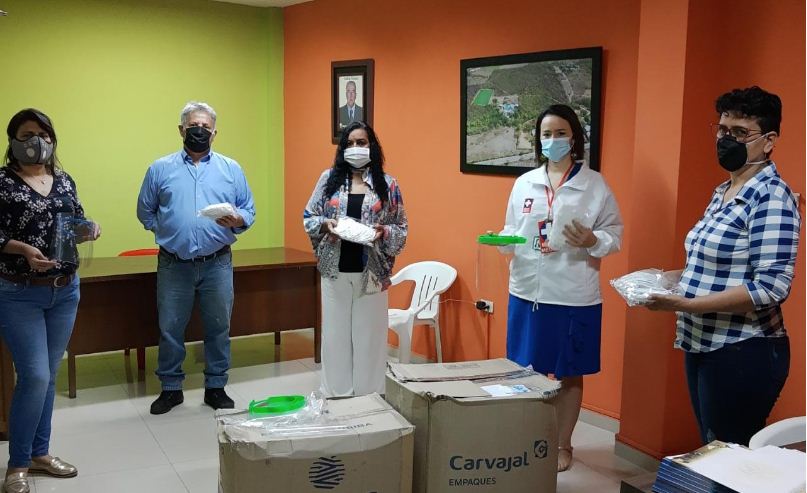 Los directivos Ana Patricia Polanía, Jairo Losada y su expresidenta Luz Dary Torres hizo entrega al doctor Jonathan Toro Atara, Secretario del Colegio de Médicos del Huila y a la Jefe de la Asociación Nacional de enfermeras de Colombia y al sindicato del sector Salud del Huila ANTHOC de elementos de bioseguridad médica.